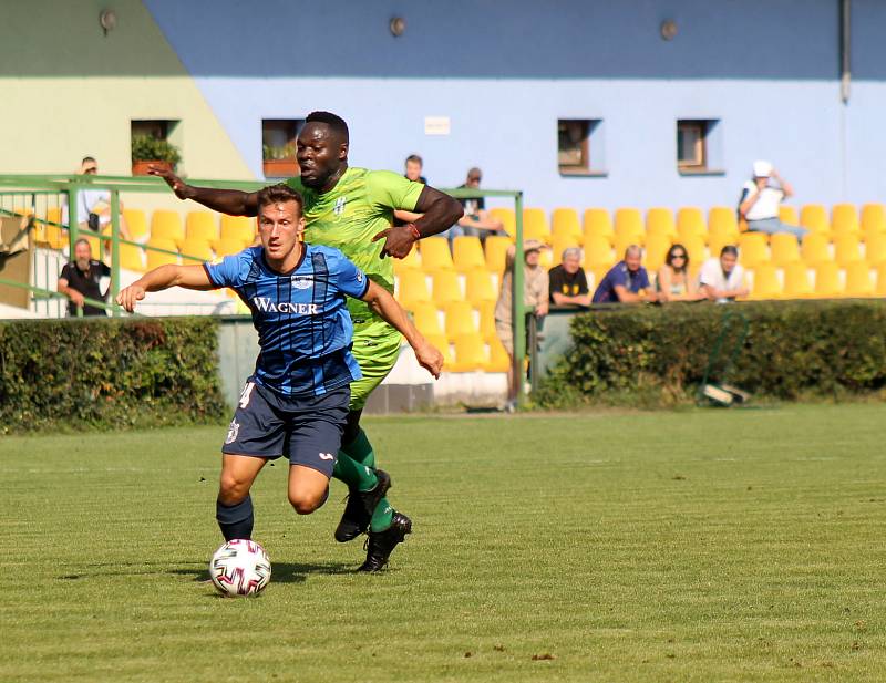 6. kolo FORTUNA ČFL, skupina A: FK Loko Vltavín (zelení) - Jiskra Domažlice (modří) 2:2.