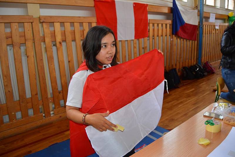 Studenti z ciziny ve staňkovské škole.