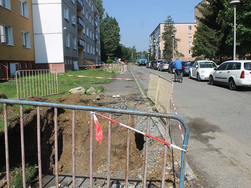 Výkopové práce byly poměrně rozsáhlé. Místní však nové povrchy silnic a chodníků jistě uvítají.