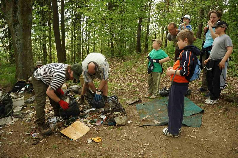 Při sobotní akci Pionýrské skupiny Safír Kdyně se podařilo zbavit odpadků jižní stranu vrchu Škarman.