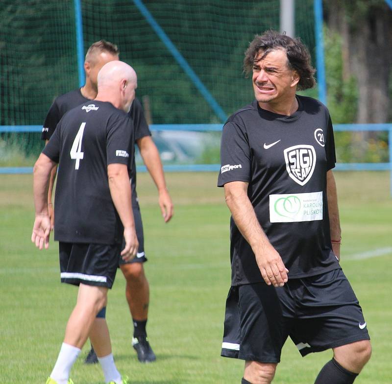 Pouťový fotbal v Postřekově: Sokol Postřekov (červení) - SIGIteam (černí) 5:9.