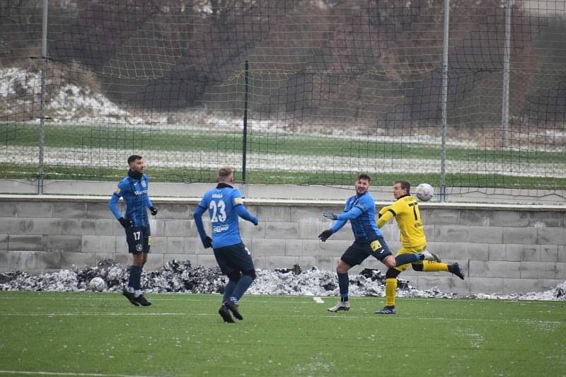 SOUBOJ TÝMŮ Z ČFL mezi Robstavem Přeštice a domažlickou Jiskrou skončil remízou 5:5. Foto: Jiří Pojar