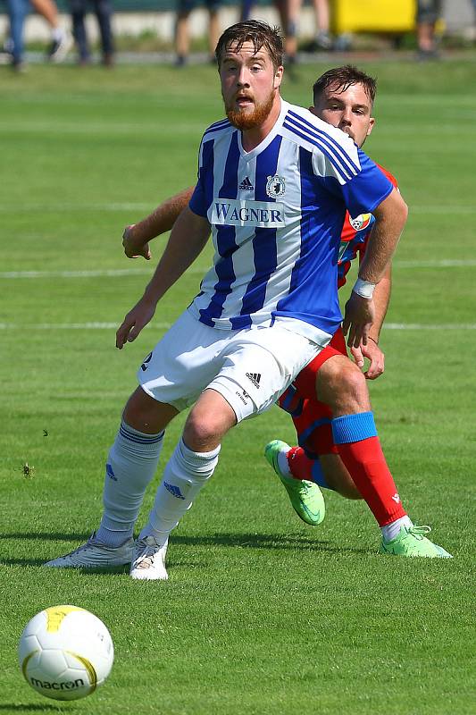 Fotbalisté Domažlic (na archivním snímku hráči v modrobílých dresech) prohráli na hřišti Benešova 3:5.