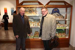 Vlevo je autor výstavy a sběratel betlémů pan Vratislav Altman z Klíčova a napravo je bývalý prezident mezinárodní betlémářské federace se sídlem v Římě pan Johann Dendorfer z Furth im Wald.