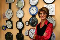 PŘEŘÍDÍ STOVKY HODIN. Změna času zaměstnává o něco více než nás ostatní například prodavačku v hodinářství Marii Fajtovou.