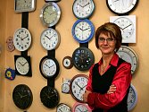 PŘEŘÍDÍ STOVKY HODIN. Změna času zaměstnává o něco více než nás ostatní například prodavačku v hodinářství Marii Fajtovou.