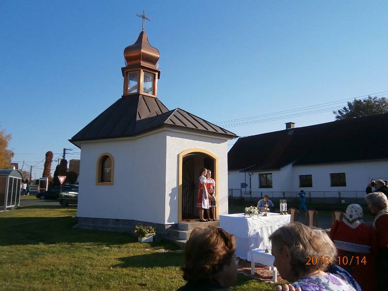 Nedělní mši svatou na prostranství u nově postavené místní kaple si nenechalo ujít spoustu lidí.