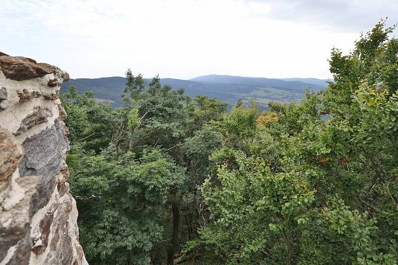 Opravená věž Starého Herštejna slouží už rok, podívejte se na výhledy