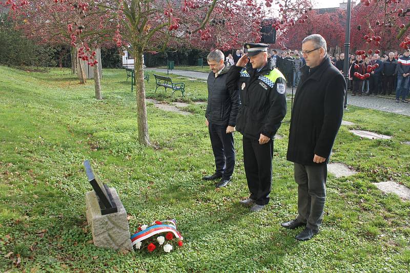 Z pietní akce u pamětní desky třetího odboje v parku pod Chodským hradem.