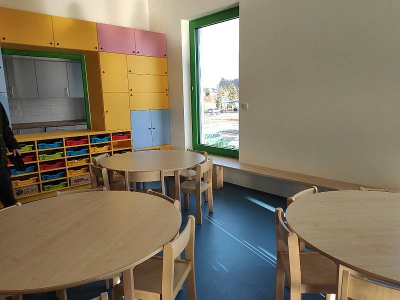 Moderní a bezbariérová budova mateřské školy v Petrovické ulici navýší kapacitu domažlických školek o osmačtyřicet míst. V objektu najde zázemí pětasedmdesát dětí.
