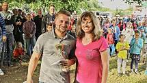 Devatenáctý ročník v couvání traktorem kolem návsi vyhrál místní Radek Němeček. Putovní pohár tak zůstal doma.