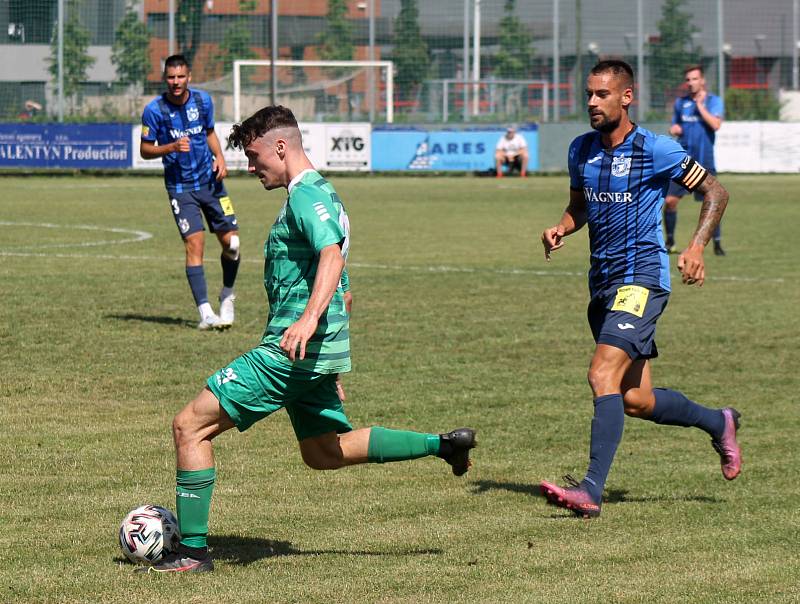 1. kolo FORTUNA ČFL, skupina A - 2022/2023: FK Loko Vltavín - TJ Jiskra Domažlice (hráči v modrých dresech) 1:2 (0:1).