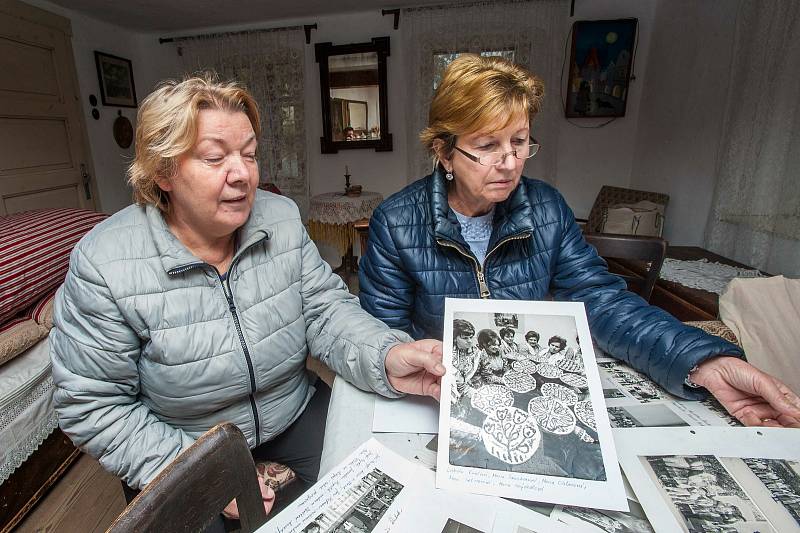 Členové Chodské souboru Mrákov, který nedávno oslavil 60. narozeniny. Na snímku jsou Marie Johánková a Marie Kupilíková.