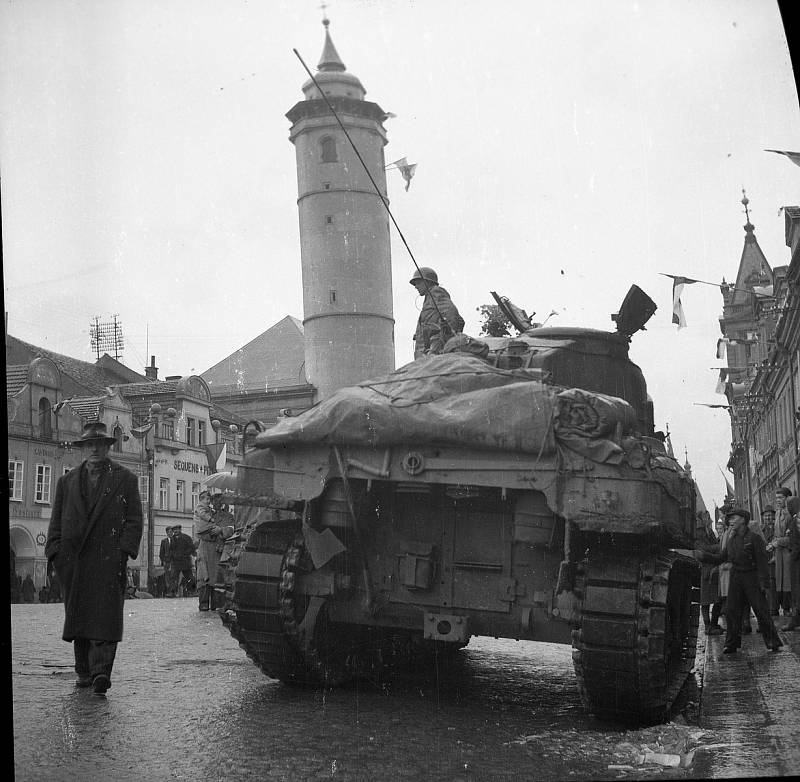 Snímky Viktora Douby zachycují příchod americké armády do Domažlic a oslavy konce války.