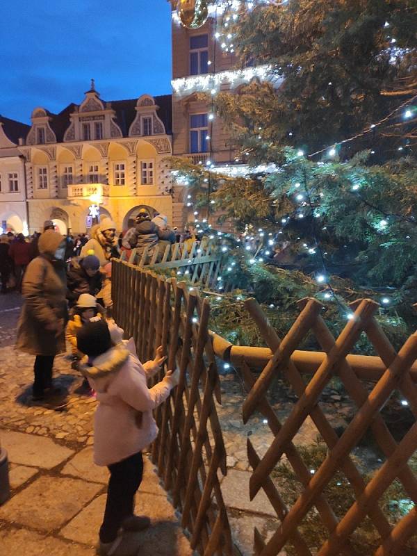 Rozsvícení vánočního stromku na náměstí Míru se uskutečnilo v sobotu před 17. hodinou.