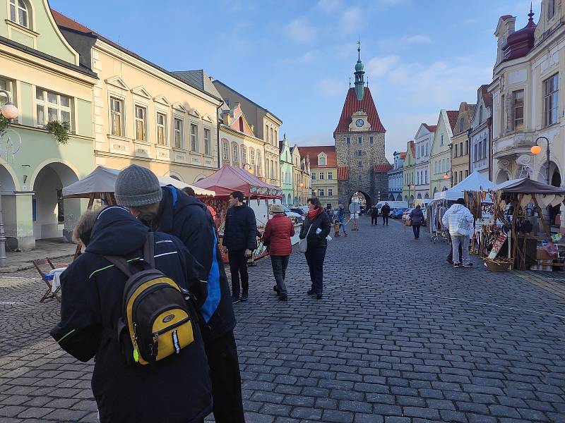 Jednodenní Vánoční trhy v Domažlicích přilákaly v sobotu 18. prosince spoustu návštěvníků. Lidé zavzpomínali i na Havla, který zemřel přesně před deseti lety.