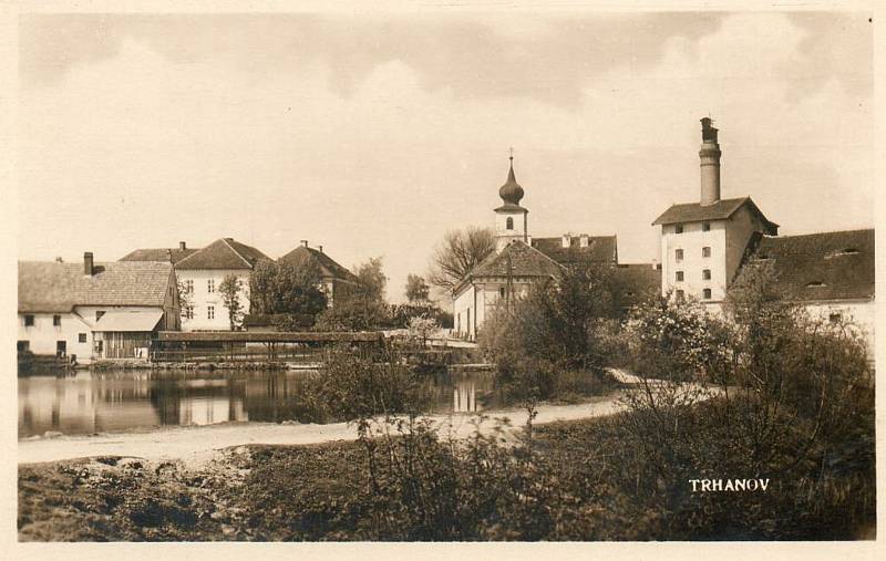 Často se na pohlednicích nebo fotografiích objevuje trhanovský zámek. Nechybějí ani snímky mapující proměnu obce.