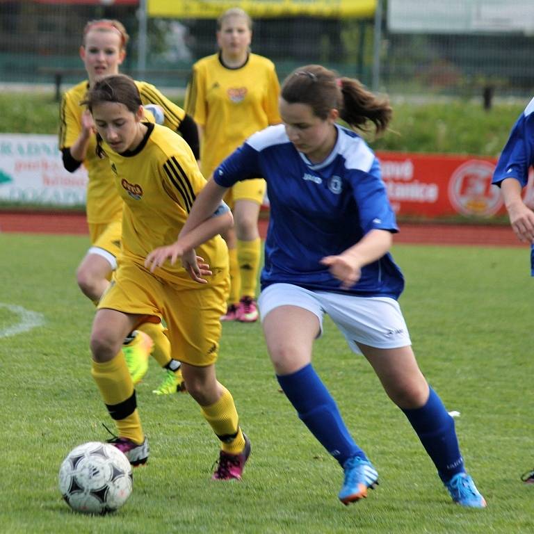 Sedmý turnaj v sezoně II. ligy starších žákyň v Domažlicích - zápas domácí Jiskry s pražskou Duklou - 1:0 (1:0).