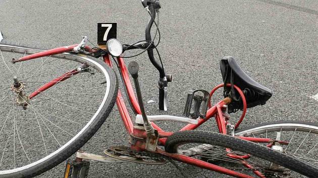 Cyklista mohl být rád, že nedopadl takto. Ilustrační foto.