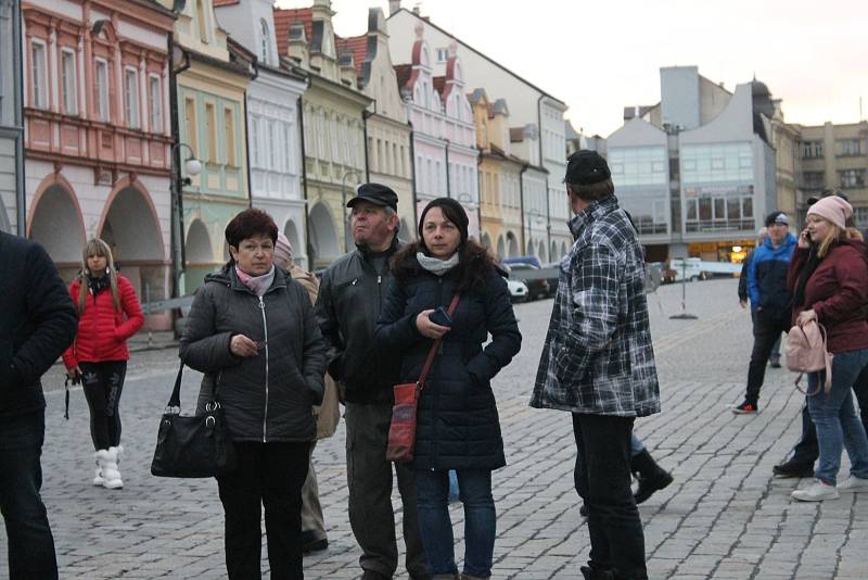 Zpívání koled u stromečku a jeho rozsvícení na domažlickém náměstí.