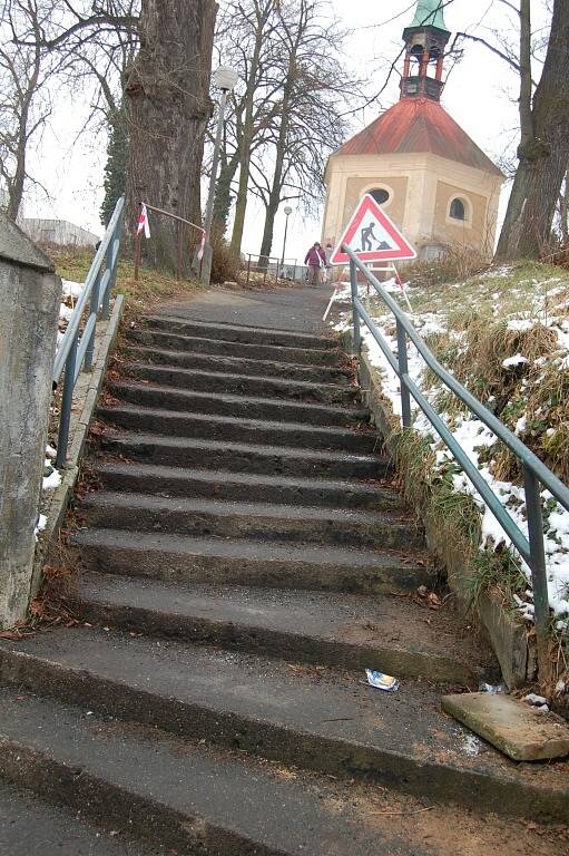 Přístup k sídlišti Šumava vede přes bývalý hřbitov.