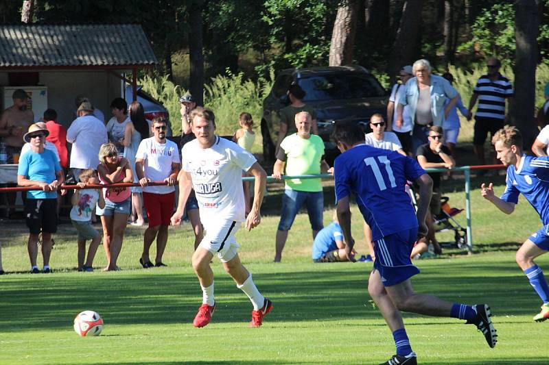 Přátelský zápas na oslavu 55 let herce Ivana Trojana v Krchlebech: šKrchlebský samet - Real Top Praha 6:10.