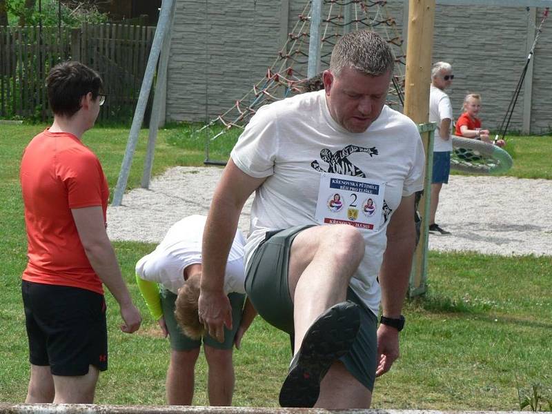 Na Křenovskou pětimíli na podporu malé Elišky vyrrazilo několik desítek běžců.