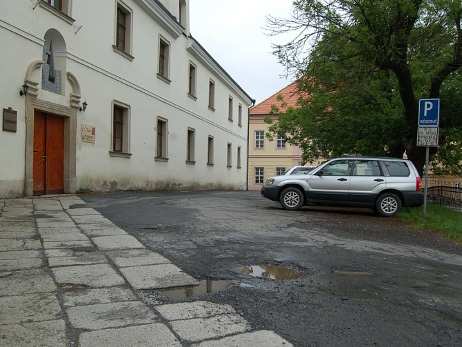PARKOVACÍ MÍSTA budou upravena i při renovaci prostranství před ZUŠ J. Jindřicha v samém centru Domažlic. 