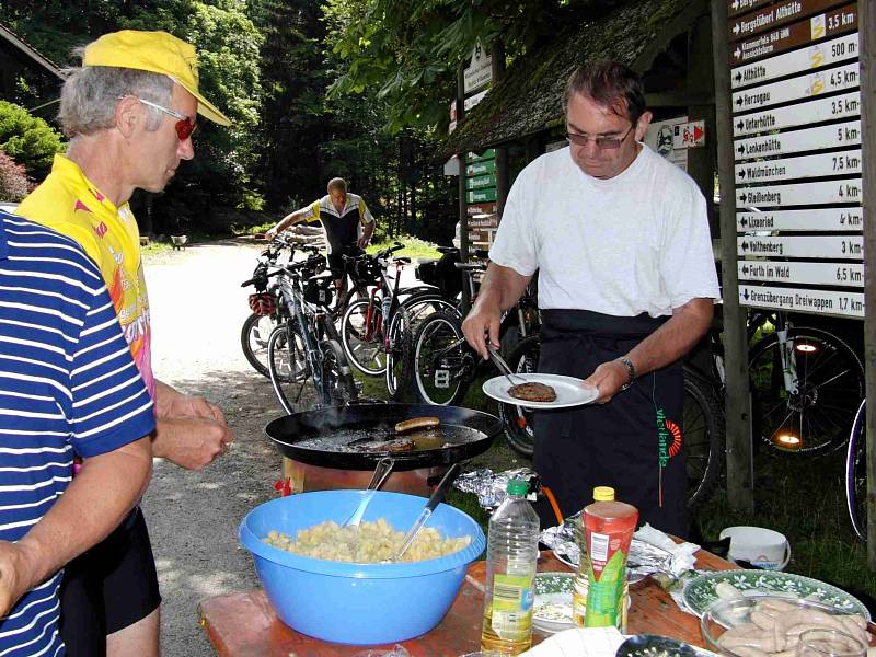 Z otevření nových cyklostras mezi Čerchovem a Hohenbogen v Gibachtu.