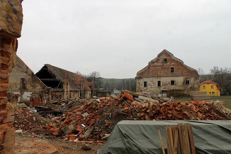 Město Bělá nad Radbuzou zachraňuje tvrz ze 17. století i přilehlé budovy.