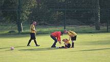 SK Krchleby (ve žlutém) - Dynamo Studánka (v modrém) 2:2, na PK 3:4. O bodu navíc rozhodli v Krchlebech až brankáři.