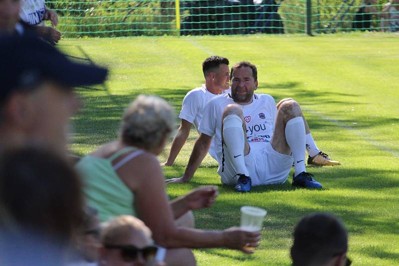 Přátelský zápas na oslavu 55 let herce Ivana Trojana v Krchlebech: šKrchlebský samet - Real Top Praha 6:10.