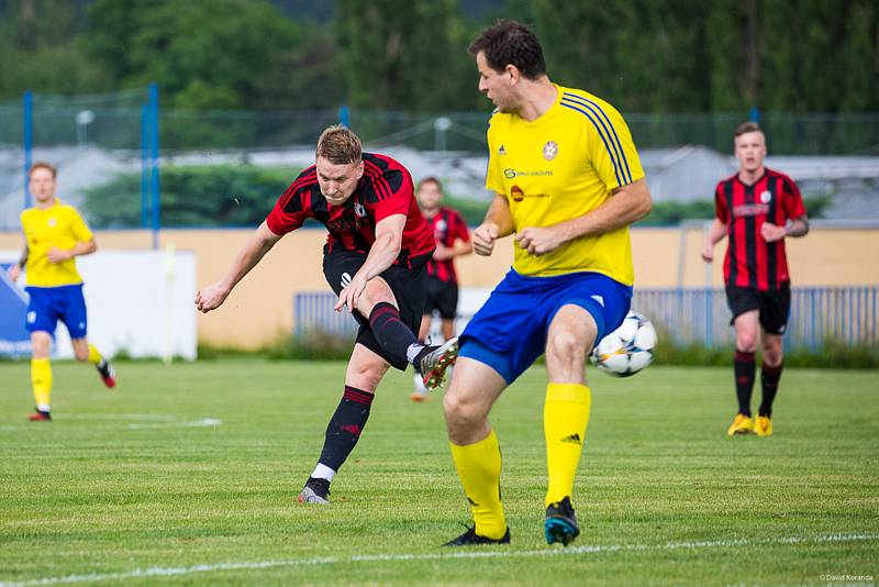 Memoriál Matěje Strejčka: Senco Doubravka (ve žlutém) - Jiskra Domažlice (v červeném) 2:3. Foto: mladisportovci.cz.