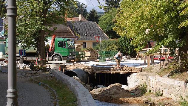 Práce na stavbě nového mostu v ulici Npor. O. Bartošky, 10. srpna 2011.