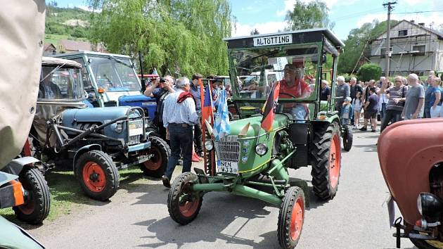 Výstava starých traktorů a veteránů v Brnířově.