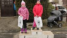 Memoriál umělého kloubu. Recesistického biatlonového závodu  se v neděli zúčastnila i dvojnice olympijské medailistky  Veroniky Vítkové, v Chodově brala ve štafetě zlato.
