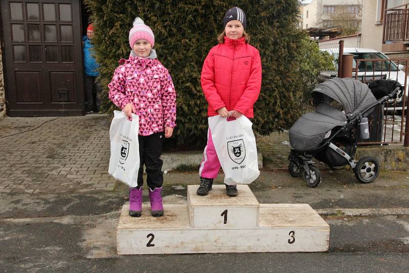 Memoriál umělého kloubu. Recesistického biatlonového závodu  se v neděli zúčastnila i dvojnice olympijské medailistky  Veroniky Vítkové, v Chodově brala ve štafetě zlato.