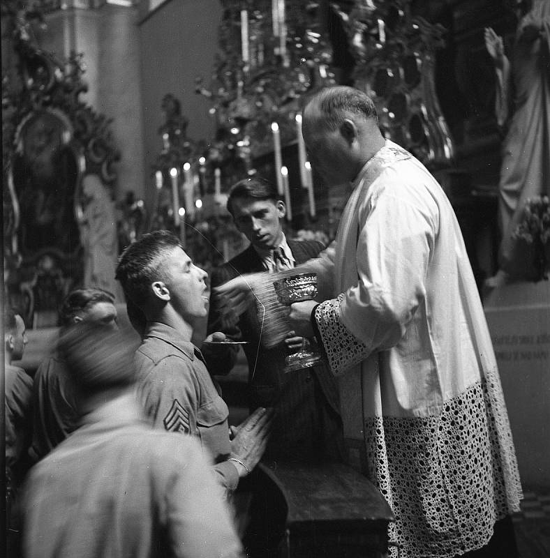 Snímky Viktora Douby zachycují příchod americké armády do Domažlic a oslavy konce války.