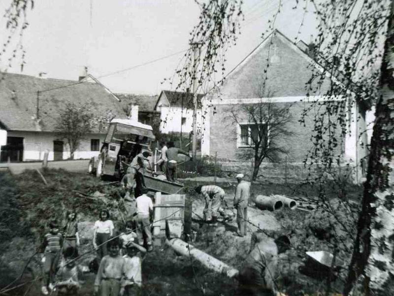 Petrovice. Snímek ze stavby kanalizace. Foto: archiv SDH Petrovice