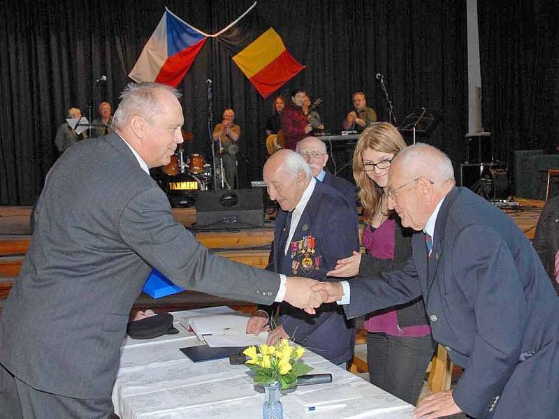 Váleční veterni z Belgie získali čestné občanství města Holýšov.