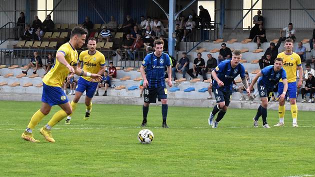 FORTUNA ČFL, skupina A, 25. kolo: FC Písek - TJ Jiskra Domažlice (na snímku fotbalisté v modrých dresech) 3:3 (1:1).