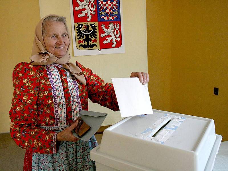 Marie Cibulková volila v Luženicích v tradičním chodském kroji.