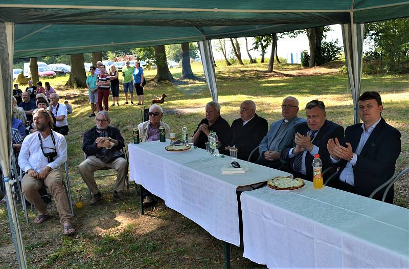 Mezi hosty byli také (zleva) sochaři a výtvarníci Jaroslav Šindelář mladší a starší, Franz Metschl, architekt Jan Soukup, jeho bratr a kněz Emil Soukup, domažlický farář  Miroslaw Gierga, senátor Vladislav Vilímec.  Foto: archiv J. Stočese