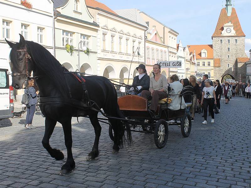 Sobotní průvod, který byl vrcholem oslav domažlického gymnázia, směřoval od budovy školy do centra a skončil u Chodského hradu. Zúčastnily se ho stovky lidí.