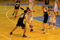 Basketbalisté Jiskry Domažlice A (v bílých dresech) smetli v nedělním utkání II. ligy českobudějovické Tygry.