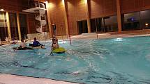 Vodáci z oddílu Sedmička trénují eskymácké obraty v sušickém bazénu.
