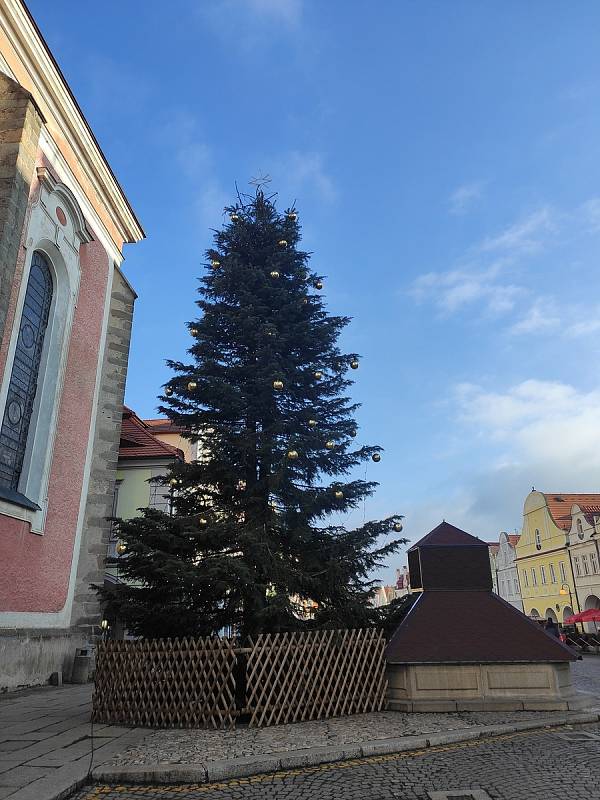 Jednodenní Vánoční trhy v Domažlicích přilákaly v sobotu 18. prosince spoustu návštěvníků. Lidé zavzpomínali i na Havla, který zemřel přesně před deseti lety.