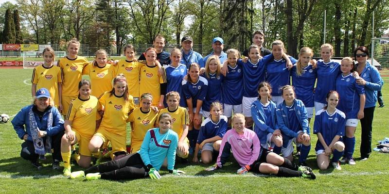 Sedmý turnaj v sezoně II. ligy starších žákyň v Domažlicích - zápas domácí Jiskry s pražskou Duklou - 1:0 (1:0).