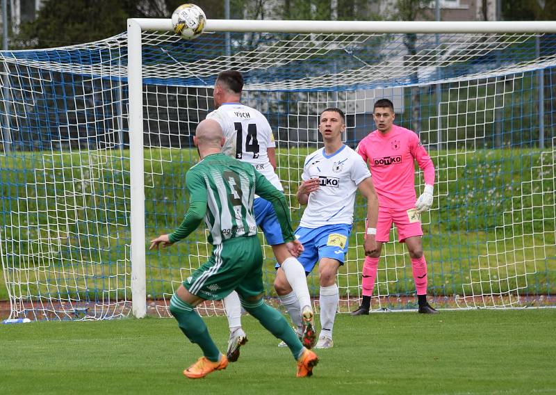 FORTUNA ČFL, skupina A (26. kolo): TJ Jiskra Domažlice (na snímku fotbalisté v bílomodrých dresech) - Sokol Hostouň 3:2.