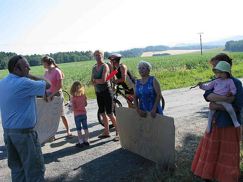 Ženy v Maxově, přes který jezdila tři týdny nepřetržitě auta vyvážející materiál z kubického nádraží, udělaly 2. 7. 2008 na půl druhé hodiny blokádu silnice.